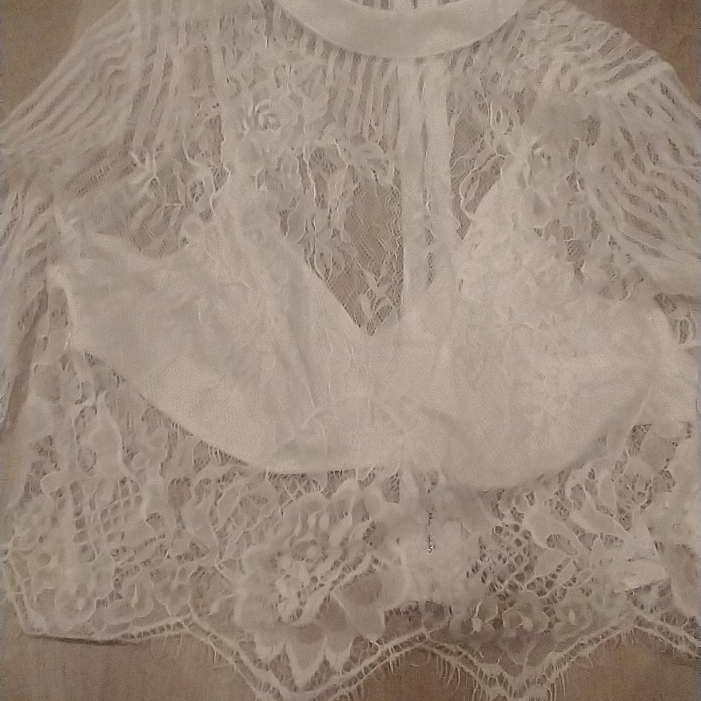 Flirty feminine peekaboo short crop lace white top - Picture 3 of 7